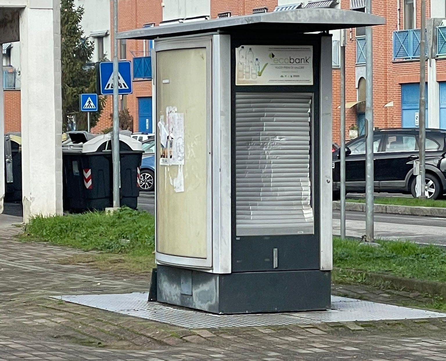Compattatore di rifiuti in disuso in piazza Campora: cittadini del Cristo chiedono la rimozione