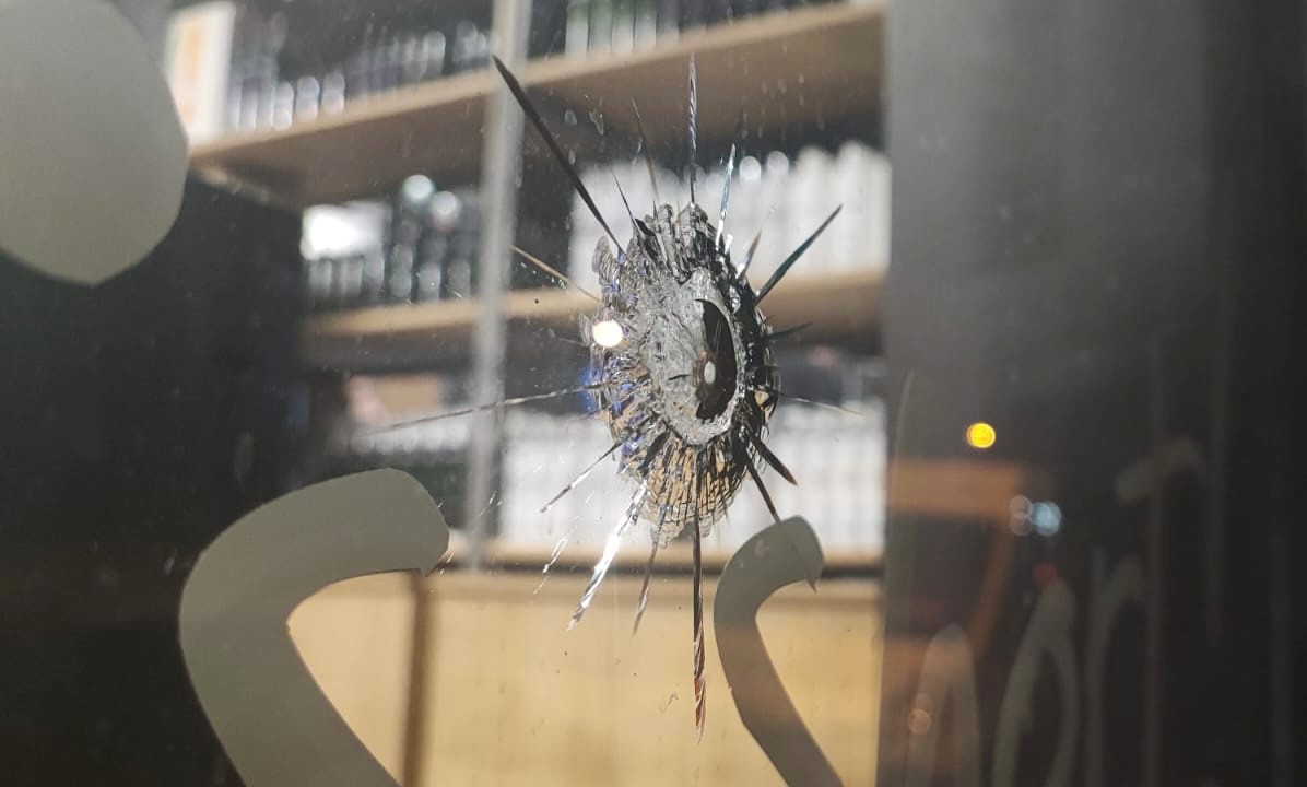 Amara sorpresa per il Salone Nemesi di Alessandria: un grosso foro nella vetrina anti sfondamento