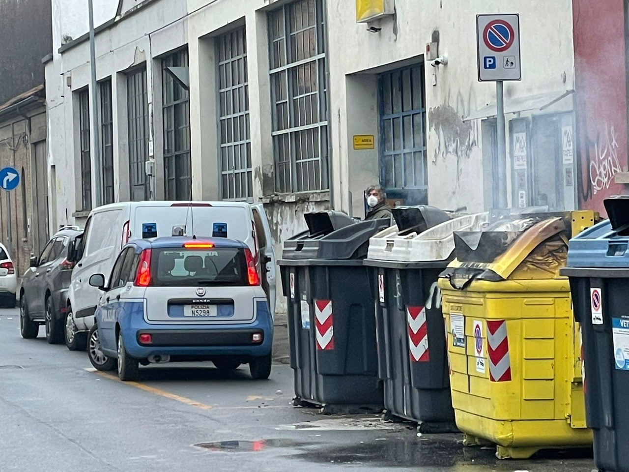 In fiamme un cassonetto al Cristo: incendio subito domato