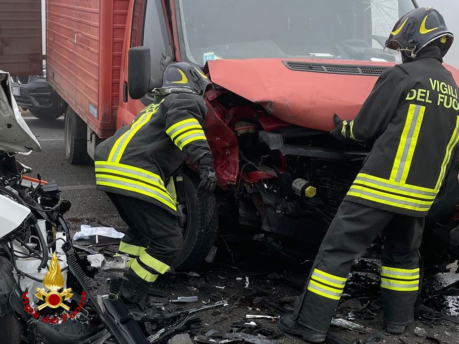 Incidente a Carentino tra autocarro e automobile: grave una donna