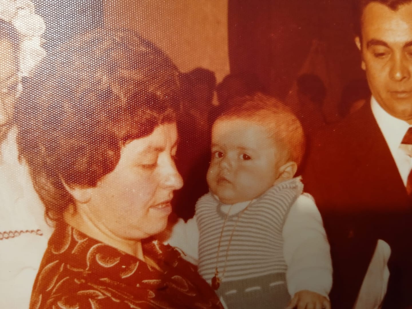 Nato a La Spezia ma adottato da una coppia alessandrina: ora cerca sui social la mamma biologica
