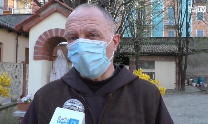 Aggressione alla mensa dei poveri, padre Roberto minacciato di morte e colpito alla testa: “Ma vado avanti”