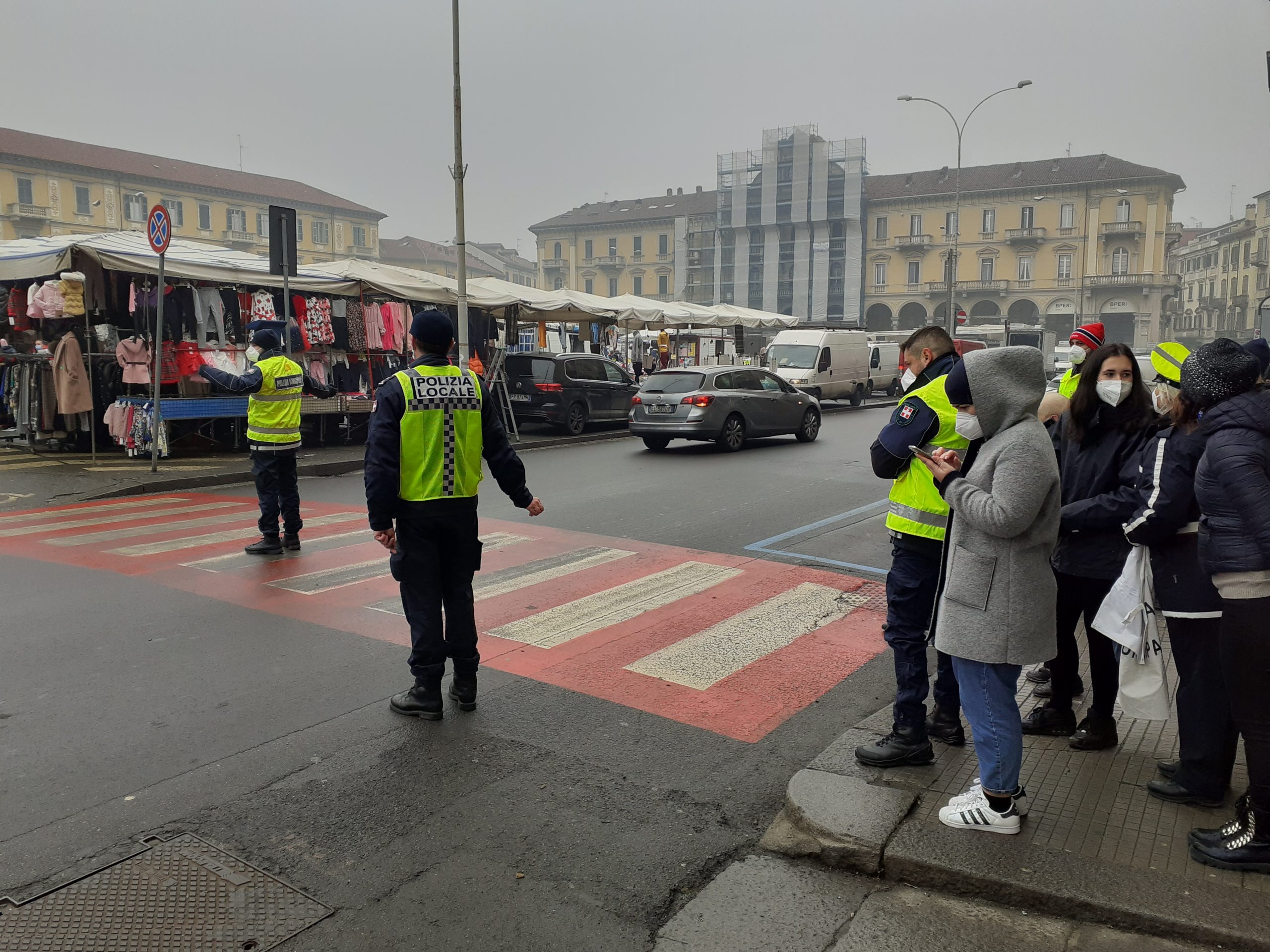 In piazza Garibaldi le esercitazioni di 30 futuri agenti della Polizia Locale: 9 resteranno ad Alessandria