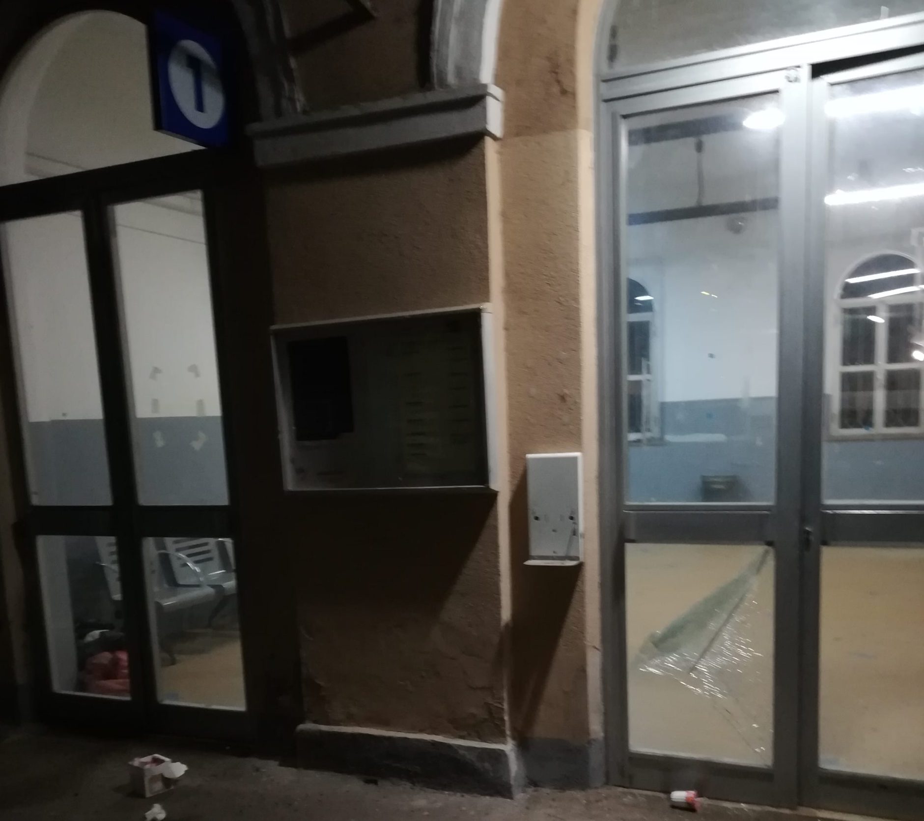Vetri rotti e rifiuti: un lettore fotografa il degrado della stazione di Pontecurone