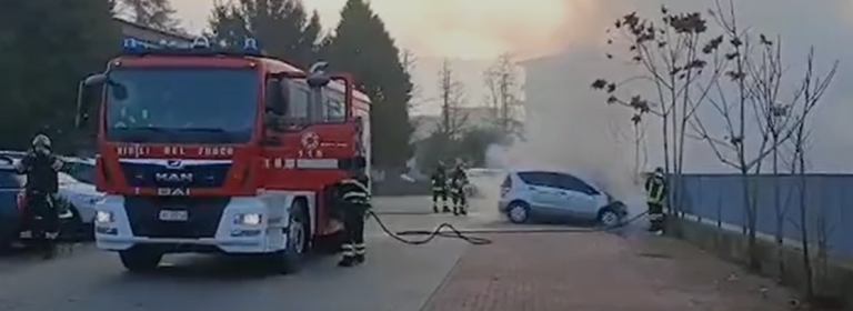 Il video dell’auto che ha preso fuoco in un parcheggio ad Alessandria