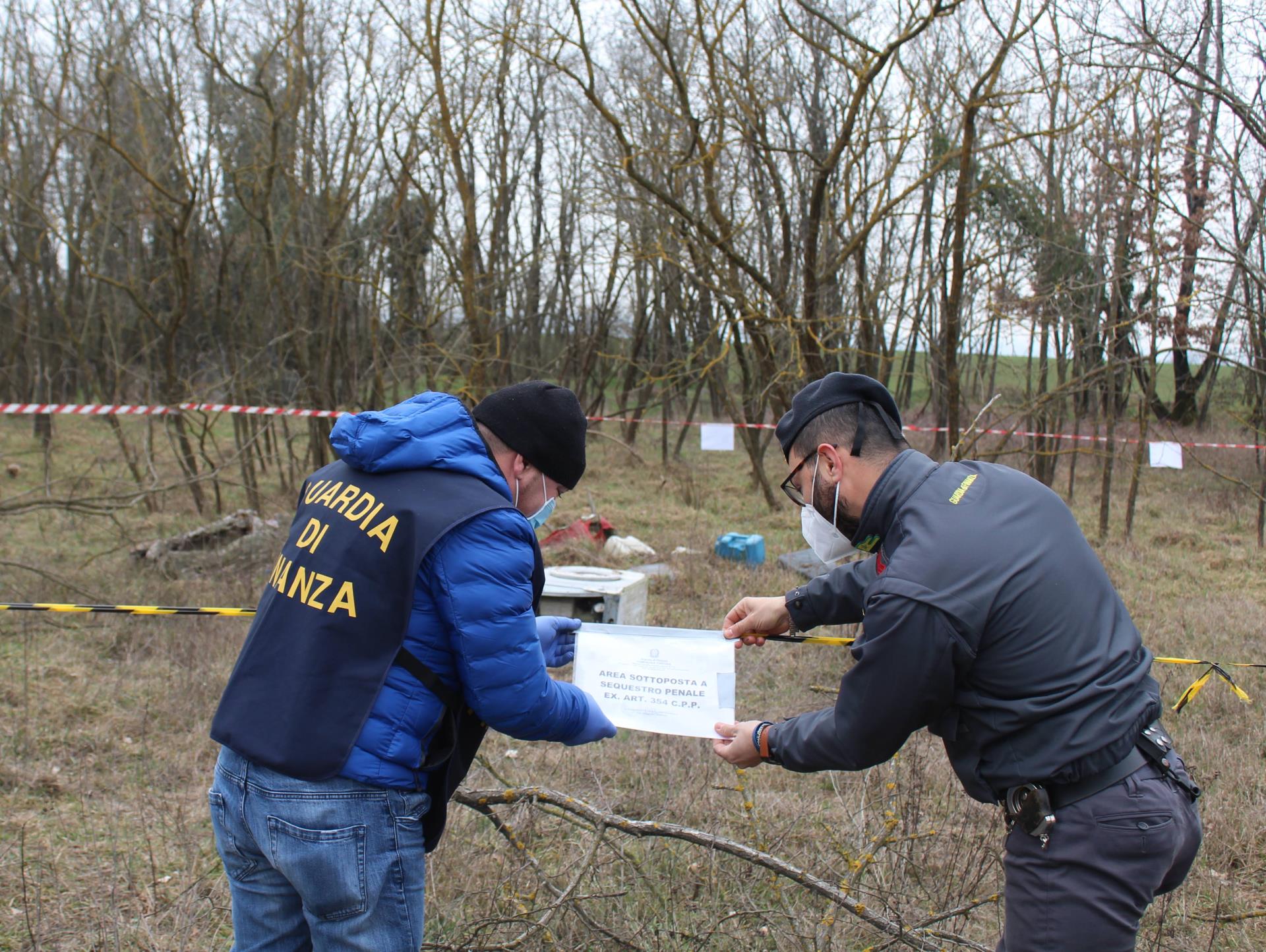 Guardia Finanza scopre discariche abusive nel tortonese: vicino al Curone anche amianto e veleni
