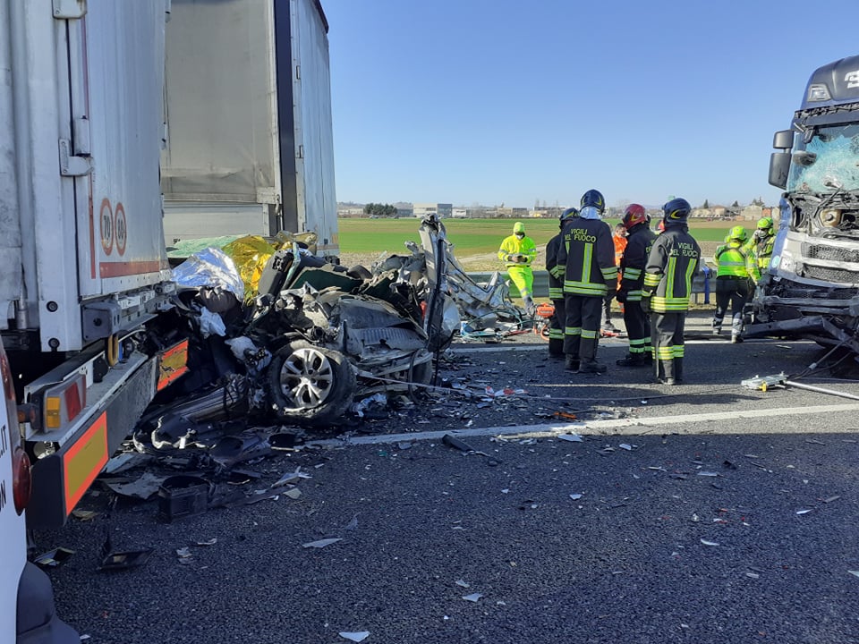 Il drammatico maxi tamponamento sulla A26: LE FOTO