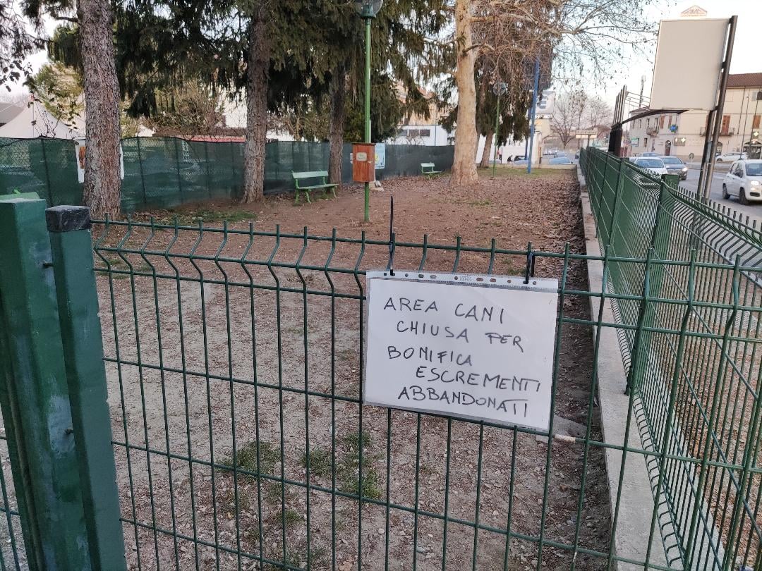 Padroni non puliscono e l’area cani si riempie di escrementi. “Amici del Po” sbotta e chiude i cancelli