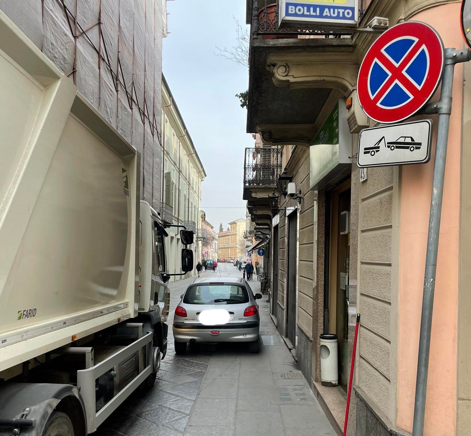 “Il centro di Alessandria prigioniero di automobilisti maleducati”
