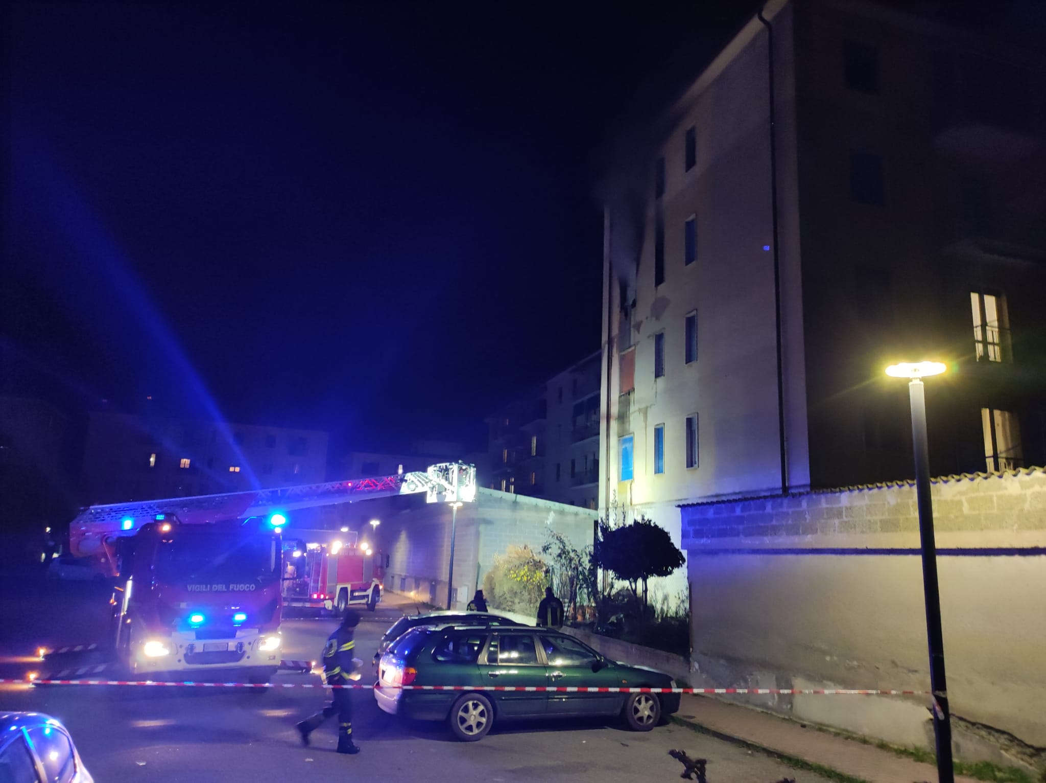 Incendio di un appartamento ad Acqui: due persone lievemente intossicate. Evacuate diverse famiglie