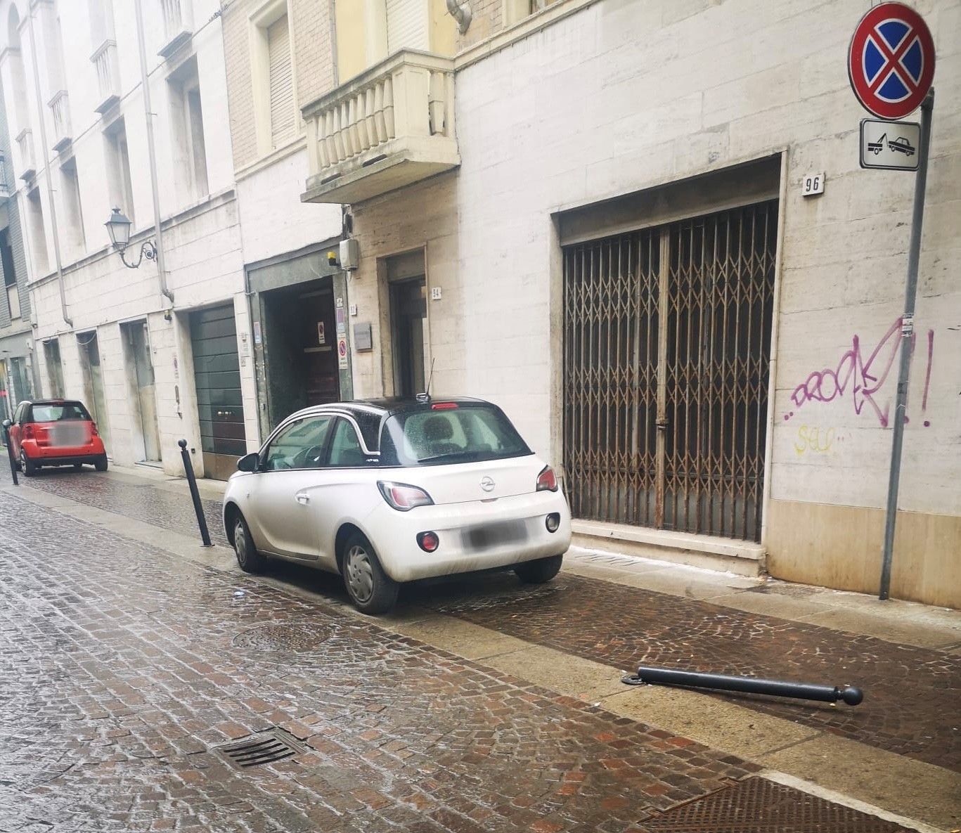 Le proteste dei lettori: paletti abbattuti, sosta selvaggia e macchinette mangiasoldi
