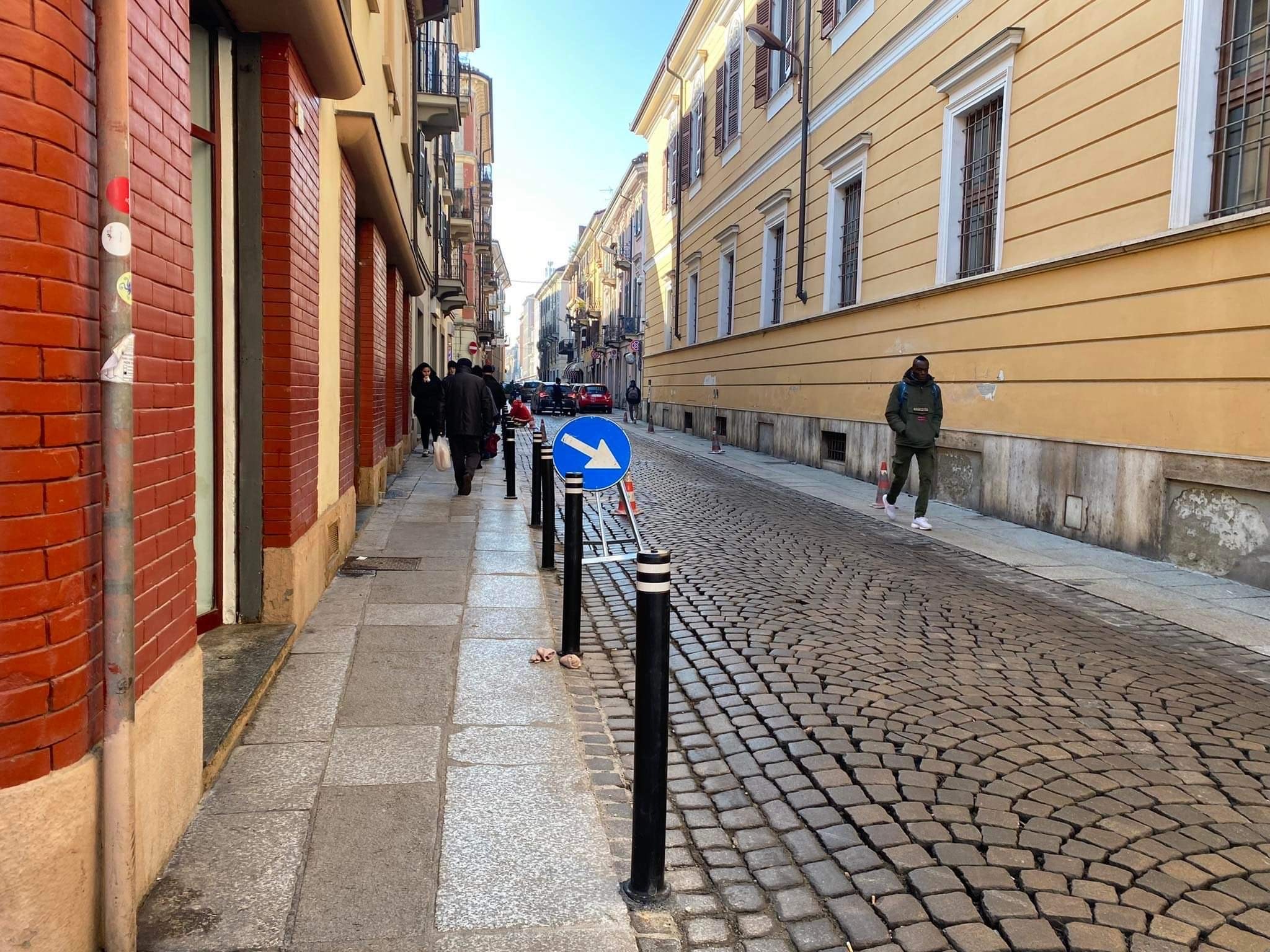 Paletti contro la sosta selvaggia anche in via Guasco ad Alessandria