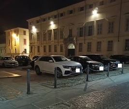 Sosta selvaggia in piazza Duomo: “Se andiamo avanti così tornerà a essere un parcheggio”