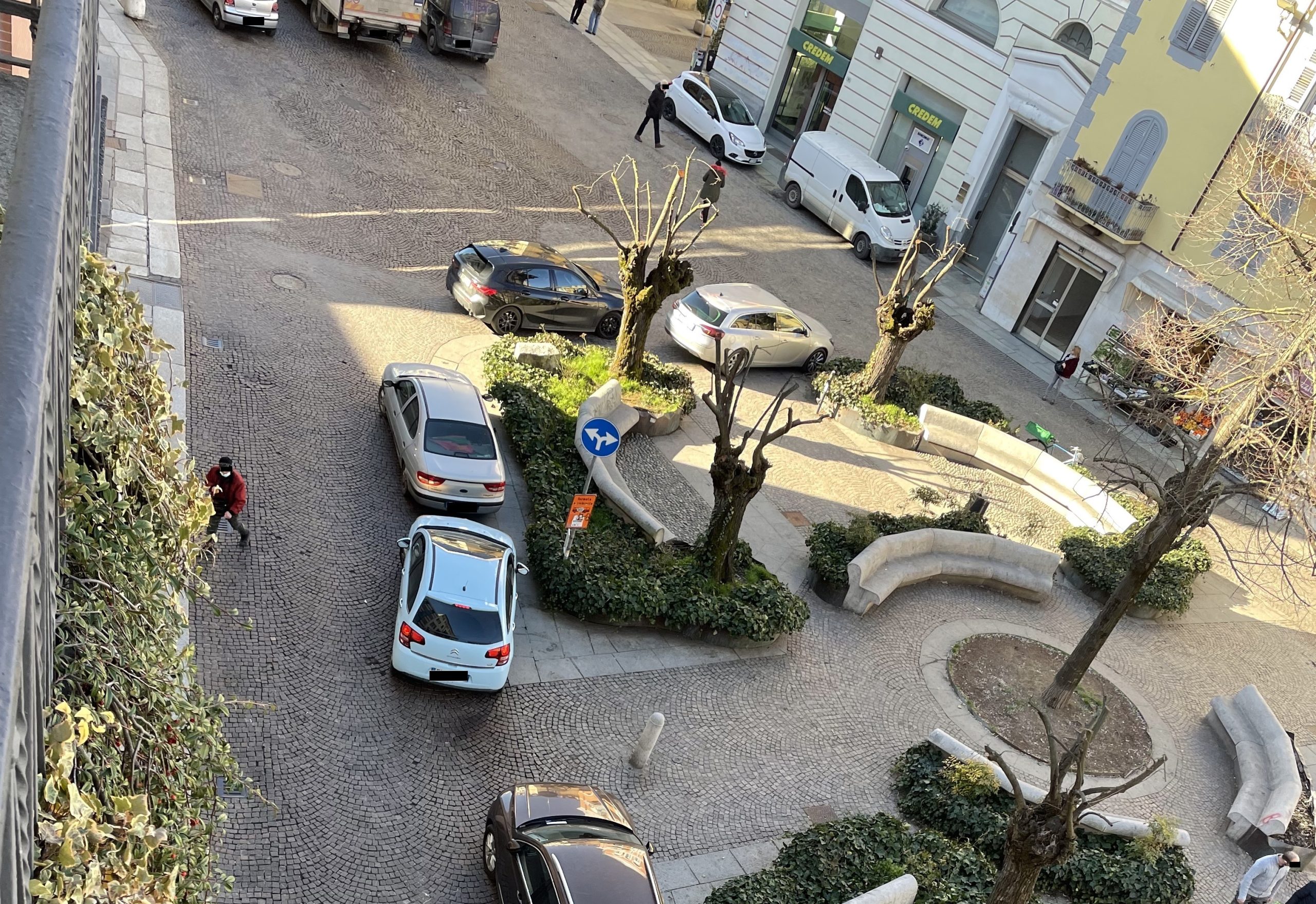 Anche la centrale e pedonale piazza Marconi assediata dalle auto