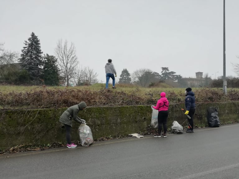 Sabato a Valmadonna nuovo appuntamento coi volontari di Plastic Free per la raccolta rifiuti
