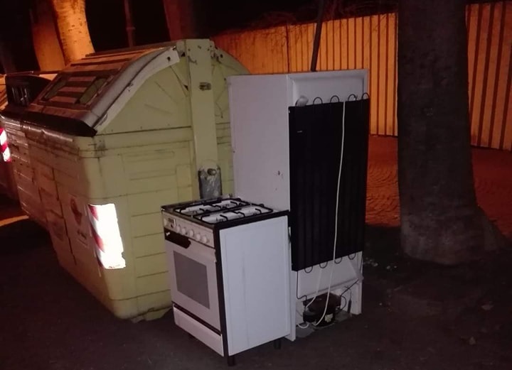 Abbandonano ingombranti vicino ai cassonetti, Amv: “Difficile attivare il ritiro gratuito?”