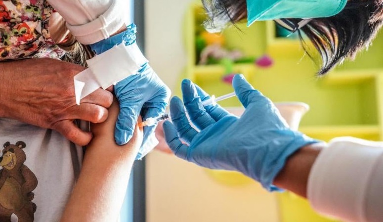 Quarta dose over 80: dal 26 aprile possibile riceverla in farmacia