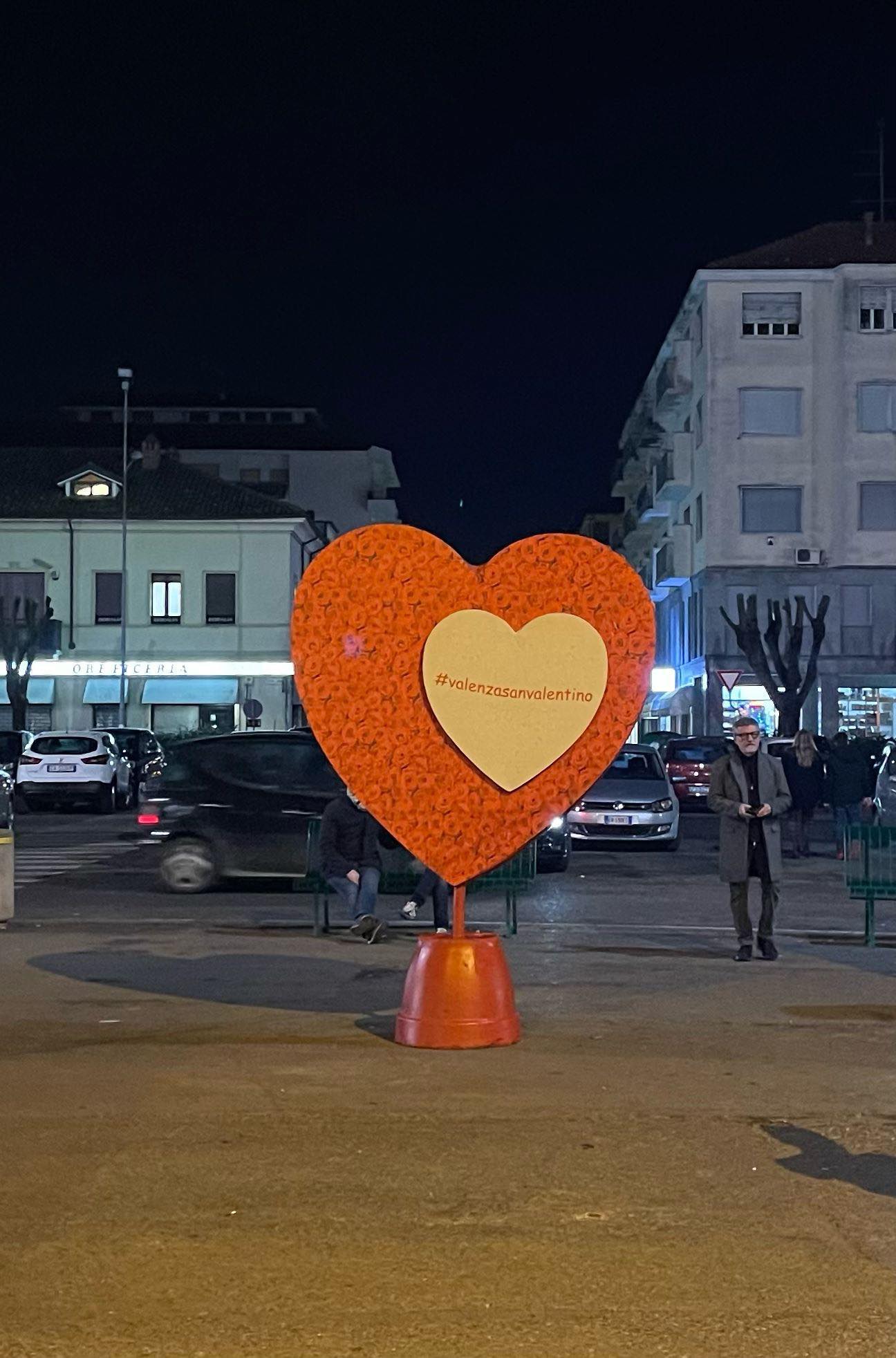 A Valenza palloncini e un grande cuore per festeggiare San Valentino