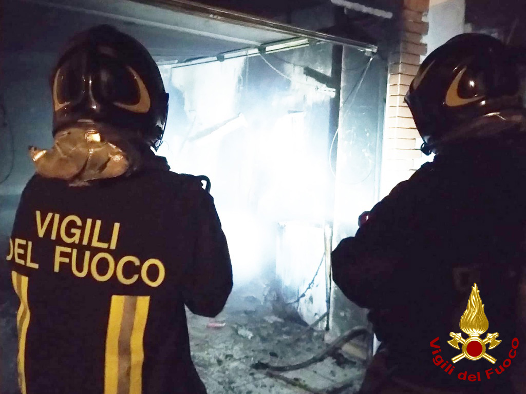 Incendio di un box a Piovera: Vigili del Fuoco al lavoro per un’ora
