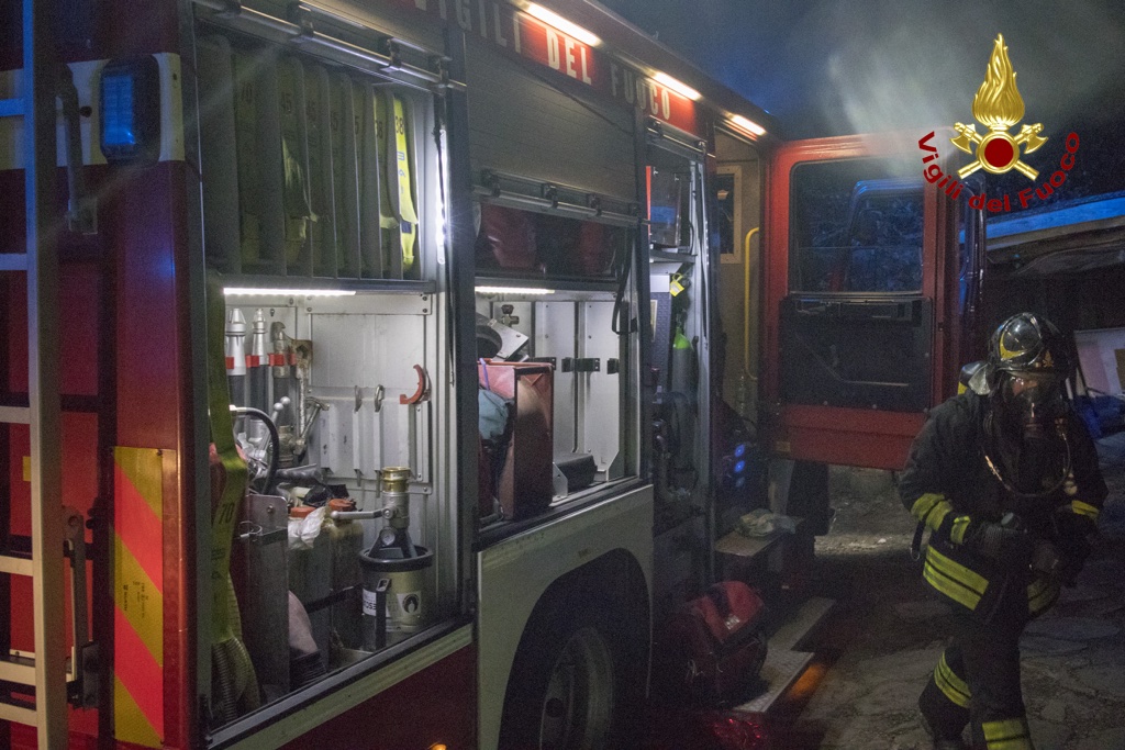 A fuoco il tetto e una mansarda a Brignano Frascata: incendio spento ma casa inagibile. Nessun ferito