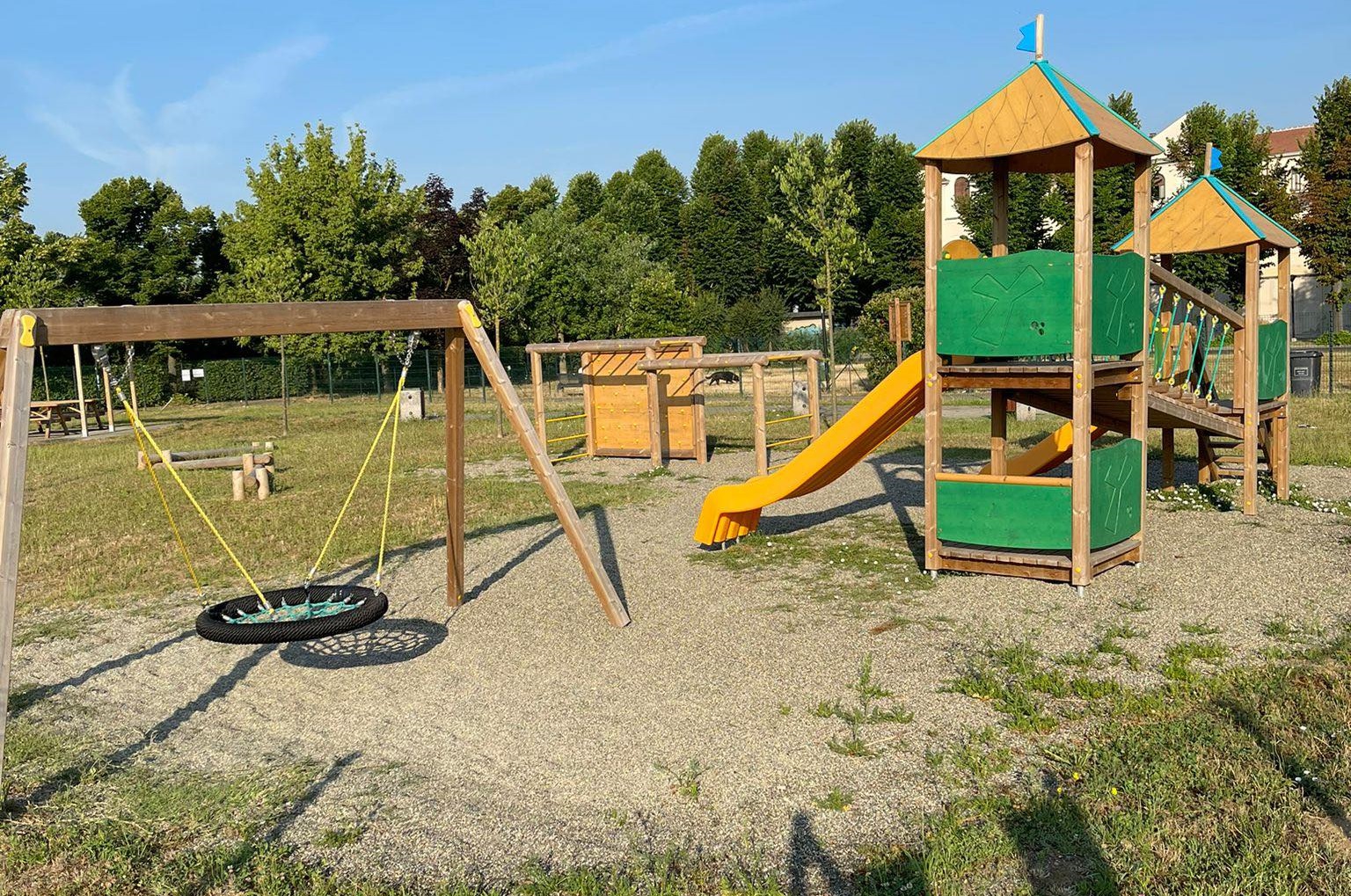 Area Parco Carrà chiusa ma rete di nuovo scavalcata. Assessore: “Presto nuovi giochi ad accesso libero”