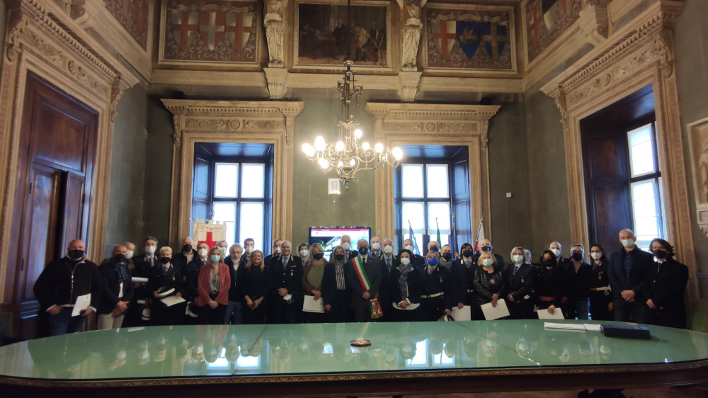 Una pergamena e una medaglia agli operatori della Polizia Municipale per il lavoro svolto durante l’emergenza covid