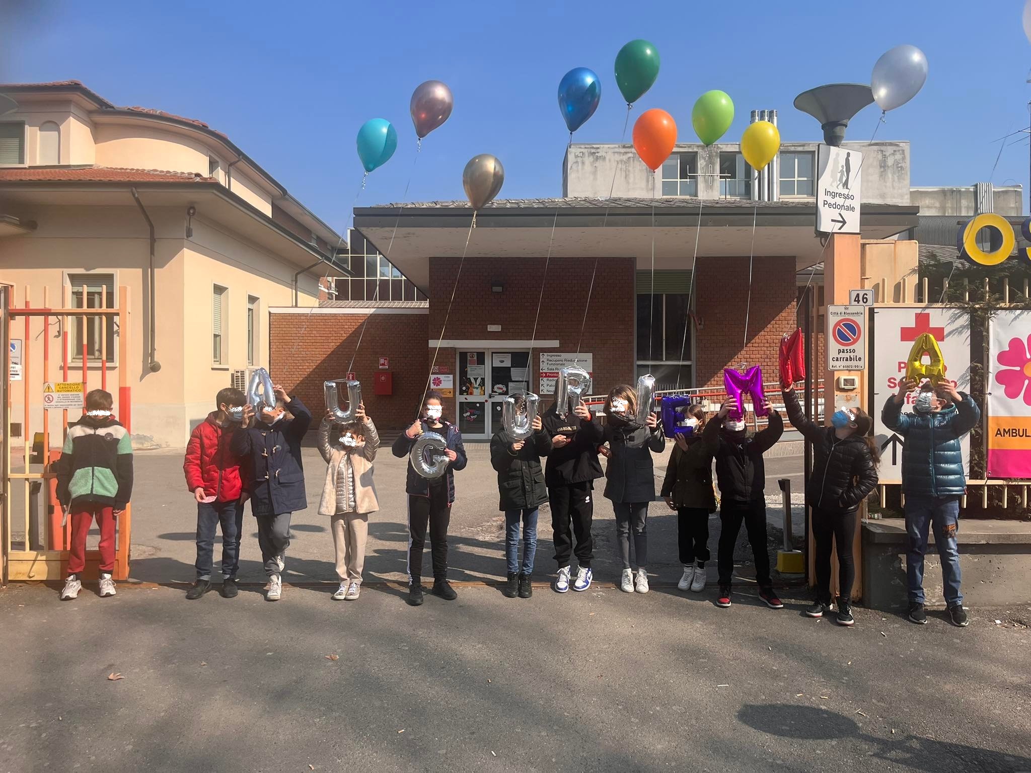 Ricoverata all’Infantile per un’appendicite: i compagni le fanno una sorpresa per il suo compleanno