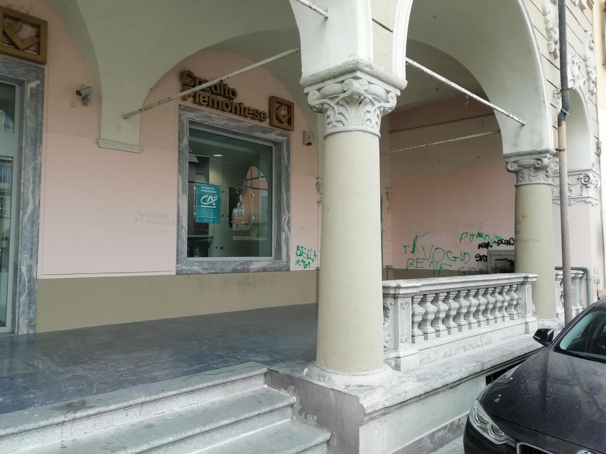 A Casale scritte volgari su un muro di piazza Mazzini: denunciati due minorenni