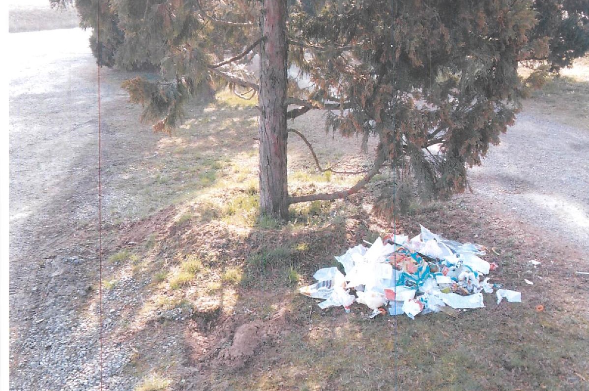Abbandonano rifiuti per strada a Basaluzzo: due i trasgressori multati