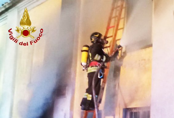 In fiamme porticato e parte di una abitazione a Sale