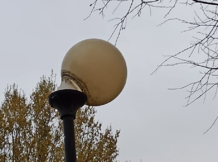 Un cittadino: “Al Parco Tonelli del quartiere Cristo la copertura di un lampione sta per staccarsi”
