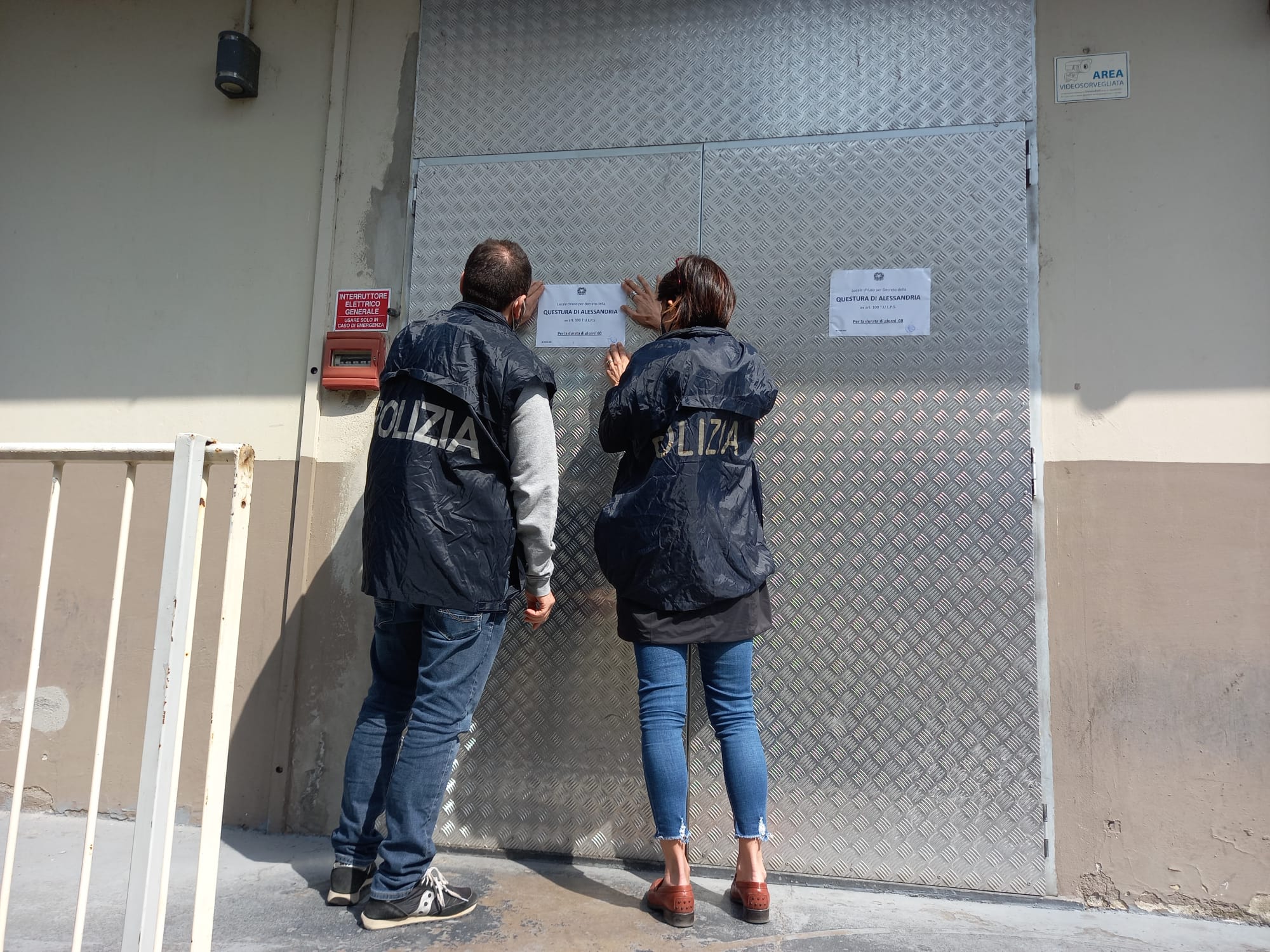 Locale alessandrino chiuso per 2 mesi: alcol a una 15enne e trovati 21 grammi tra cannabis e cocaina