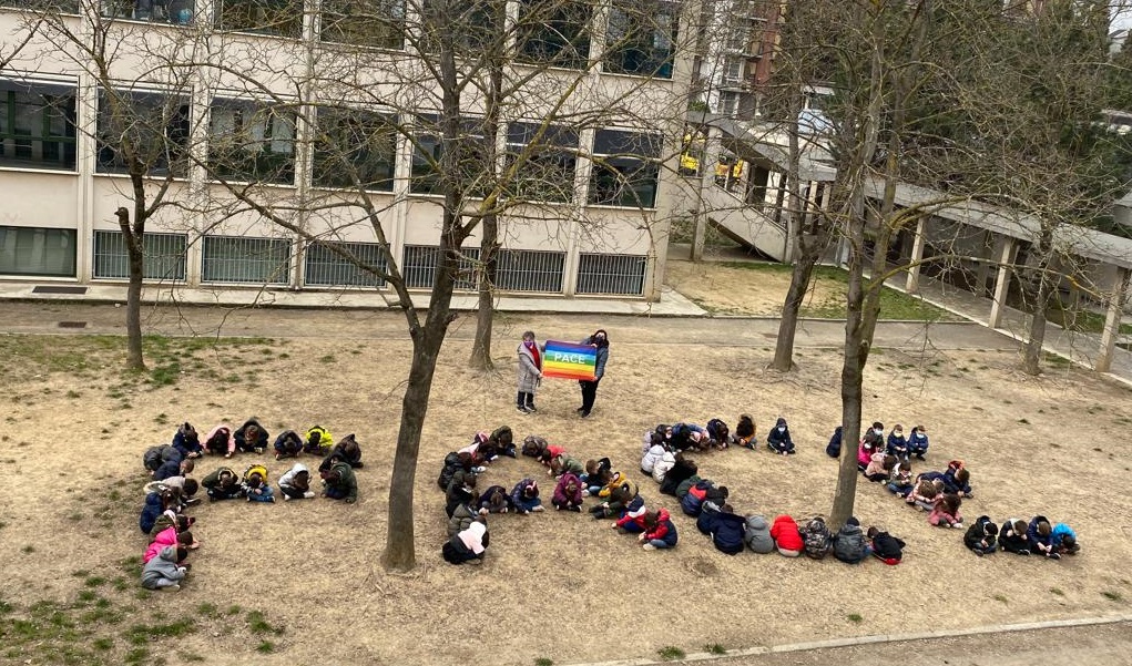 A Valenza flash mob silenzioso dei bambini della 7 Fratelli Cervi per invocare la Pace