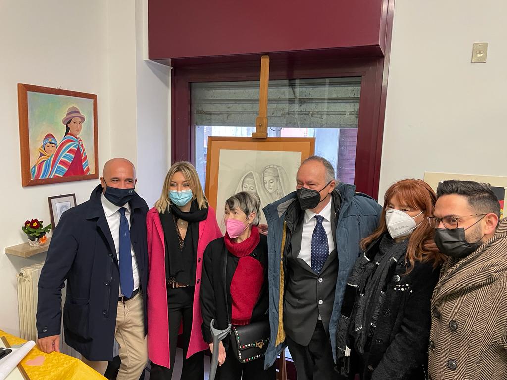 Inaugurata al quartiere Cristo la mostra “I colori della donna”: in via Parri fino al 19 marzo