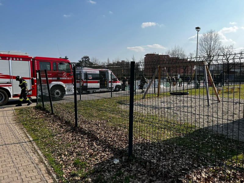 Scavalca la recinzione del parco giochi ma rimane incastrato: soccorso domenica al Parco Carrà