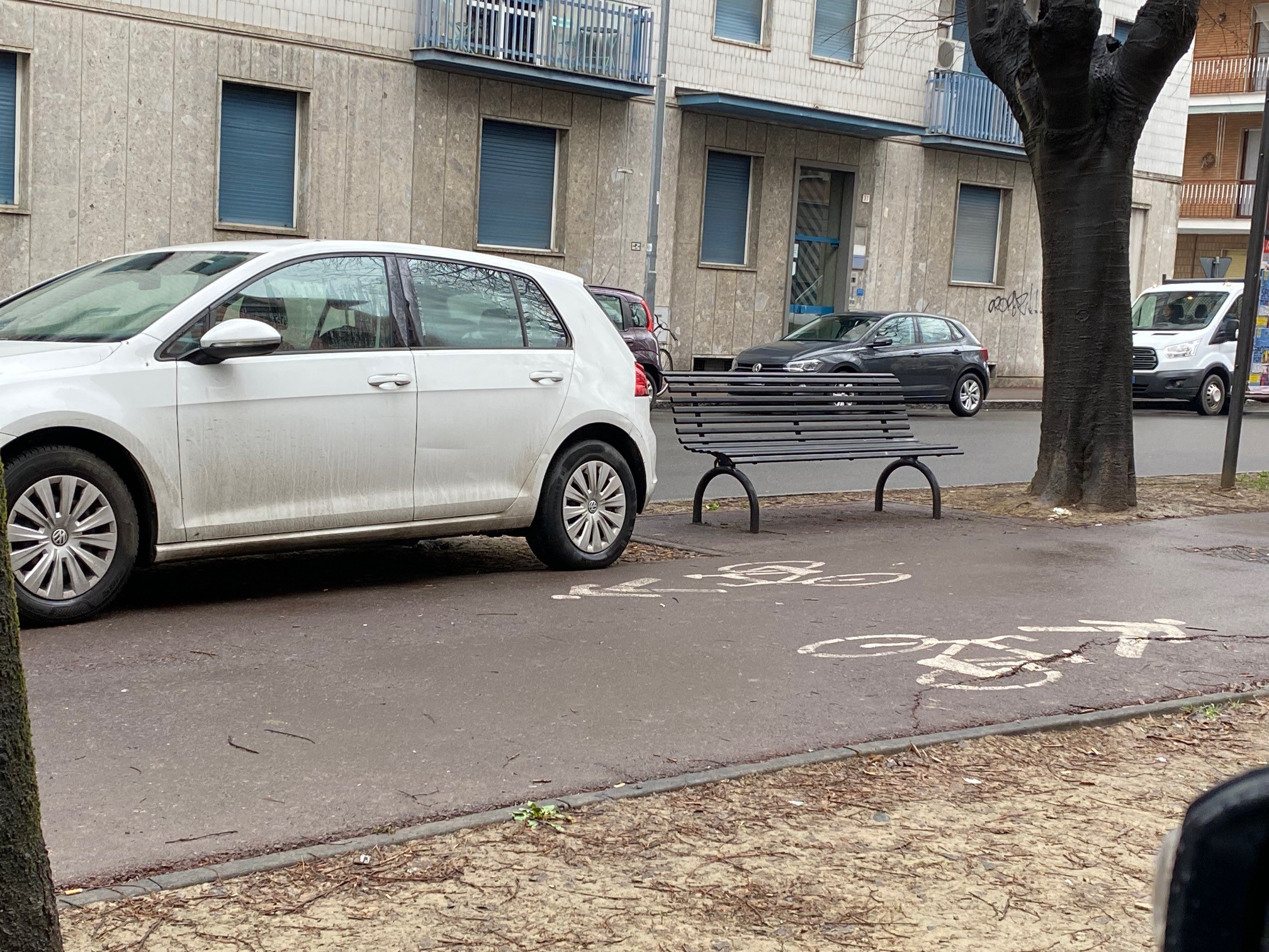 I parcheggi indiscriminati per il lavaggio strade e “nemmeno la decenza di spostare le auto al mattino presto”