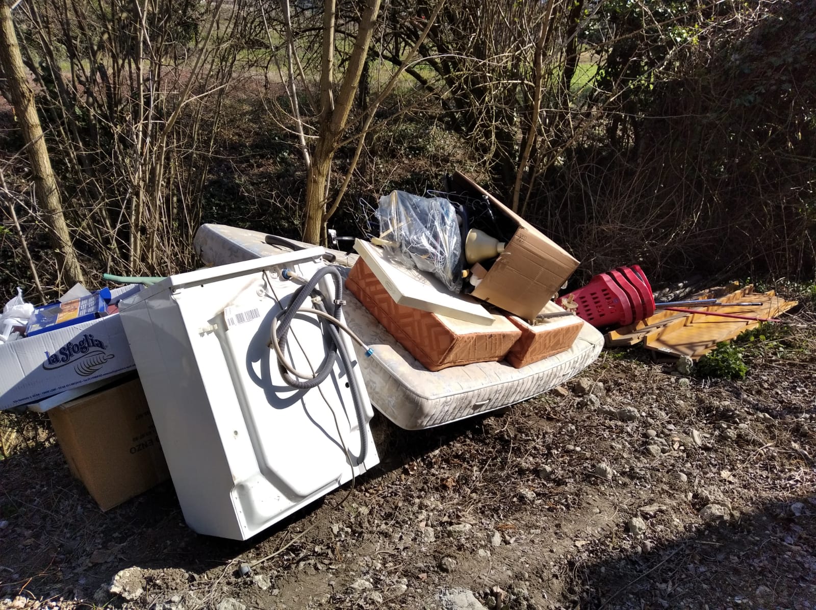 Mobili ed elettrodomestici abbandonati: a Tortona scoperti i responsabili di due discariche abusive