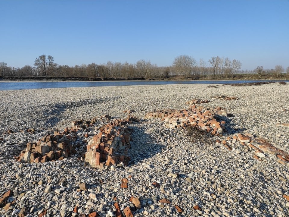 La secca del Po fa riemergere gli antichi resti di un villaggio medievale spazzato via da un’alluvione
