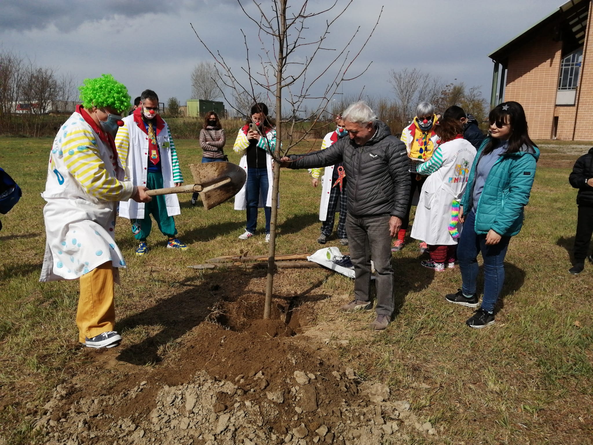 Il Bosco del Sole di Alessandria prende forma: piantato il primo albero