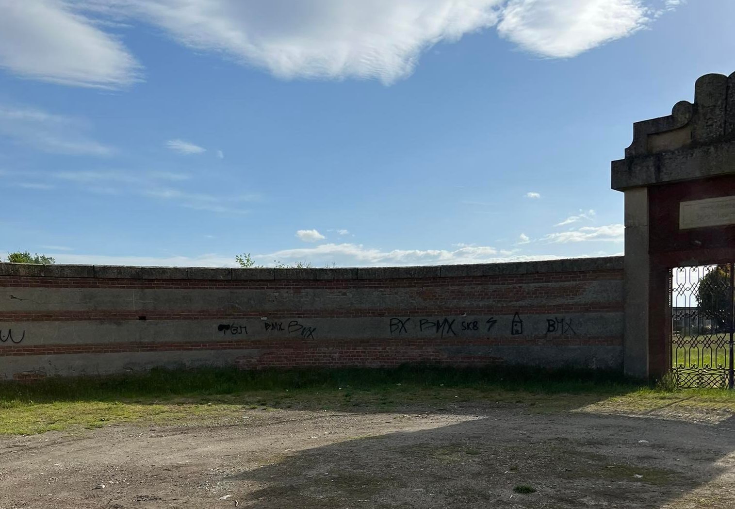 Il rammarico di un lettore per i muri del cimitero imbrattati