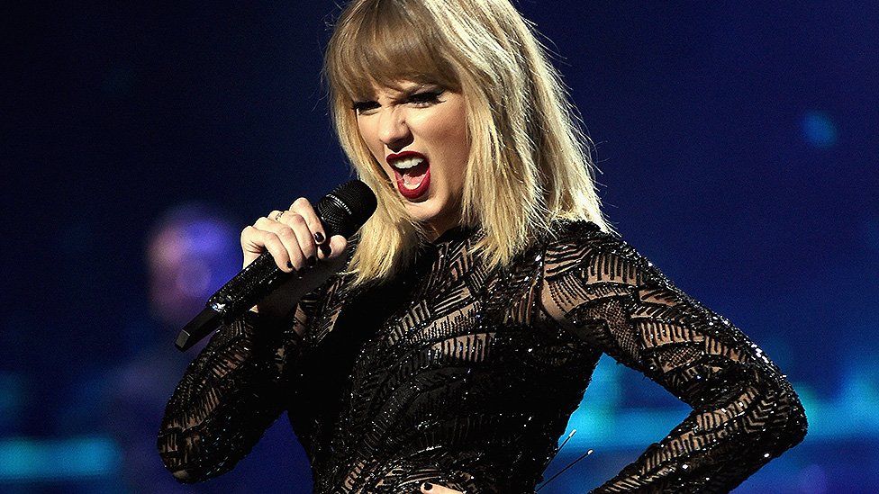 Perché Taylor Swift sta ripubblicando i suoi vecchi album?