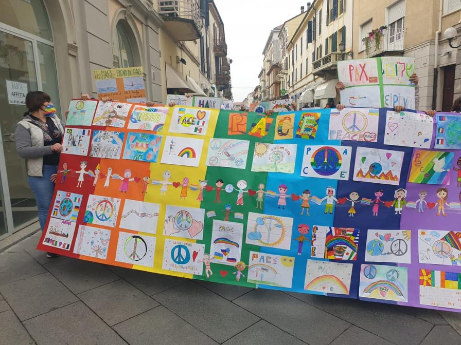 A Valenza 400 bambini hanno marciato per la pace in Ucraina