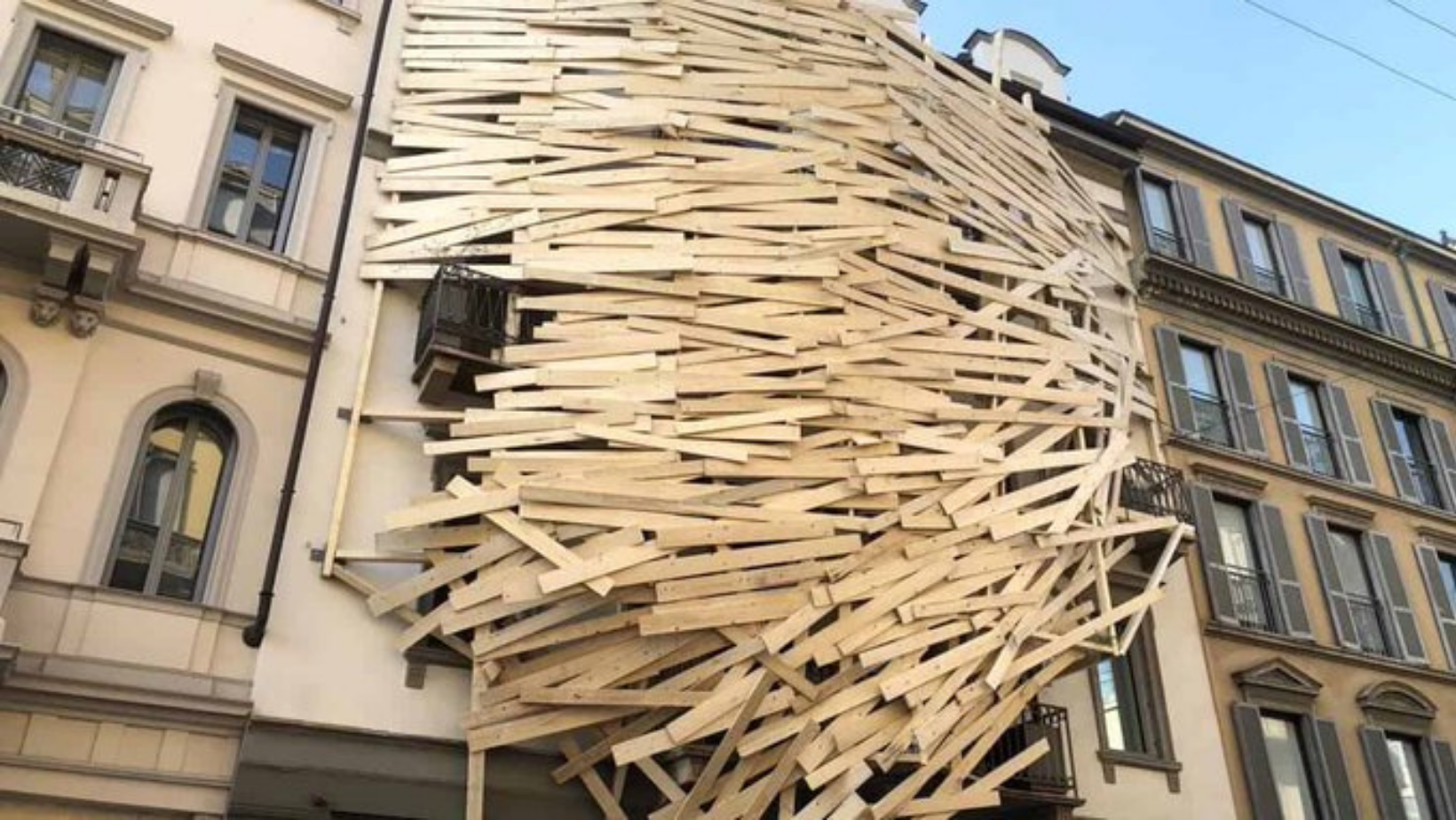 Quelle misteriose assi in legno sugli edifici di Milano