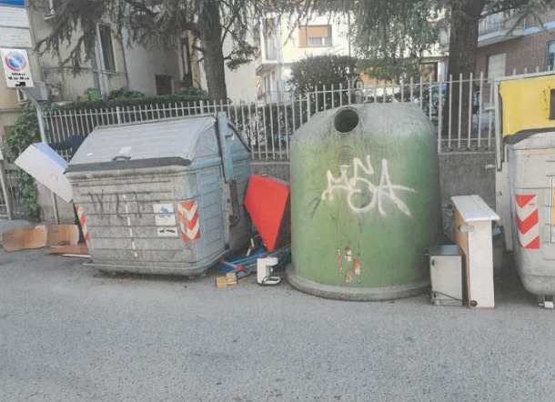 Rifiuti abbandonati fuori dal cassonetto a Valenza: individuato e multato l’autore