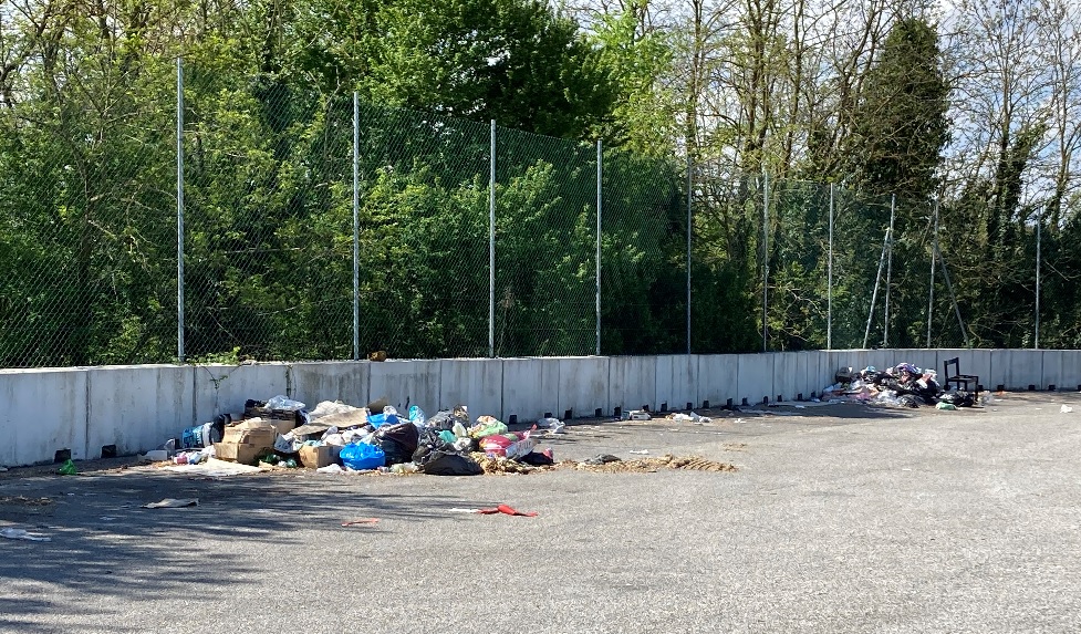 Cumuli di rifiuti all’uscita dell’autostrada: “Una discarica a cielo aperto tra i territori Unesco”
