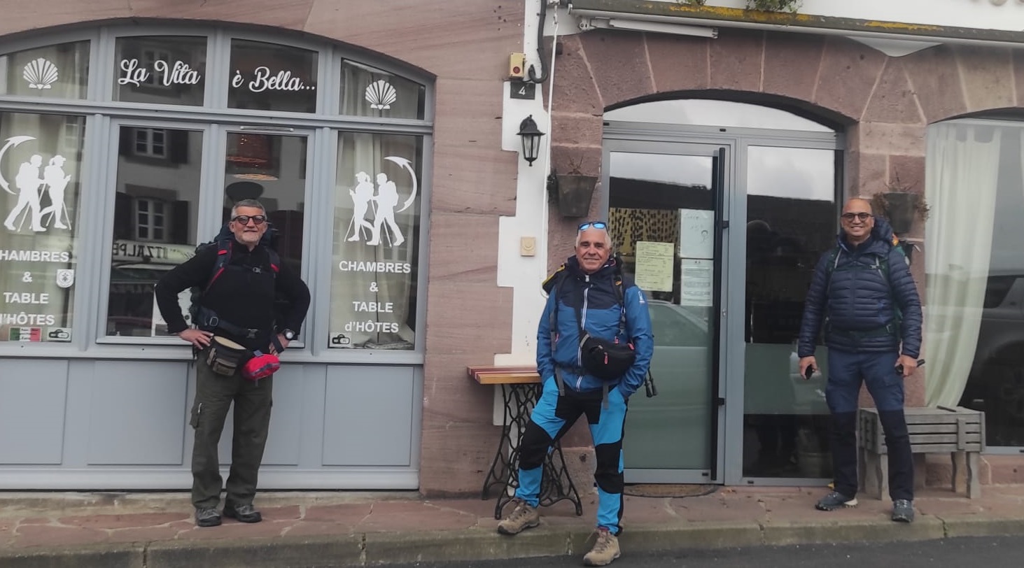 Arrivare a Santiago di Compostela per sfidare il tempo che passa: l’avventura di tre amici in pensione