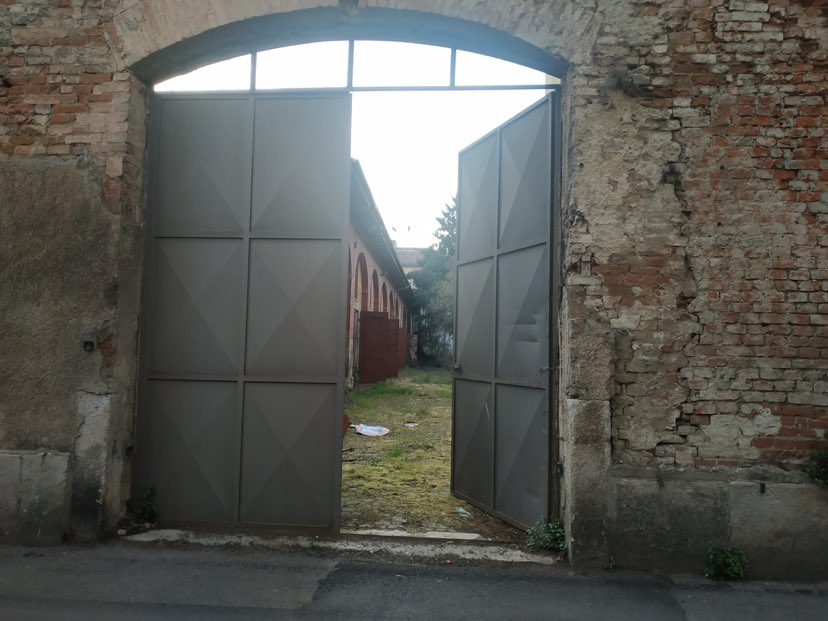 Entrano in un edificio in disuso in via Arnaldo da Brescia e frugano ovunque