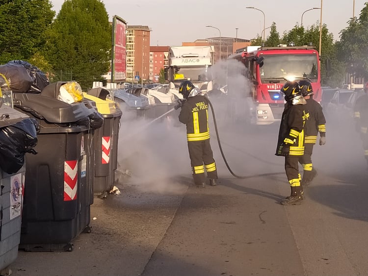 In fiamme un cassonetto in via Bonardi ad Alessandria: al lavoro i Vigili del Fuoco