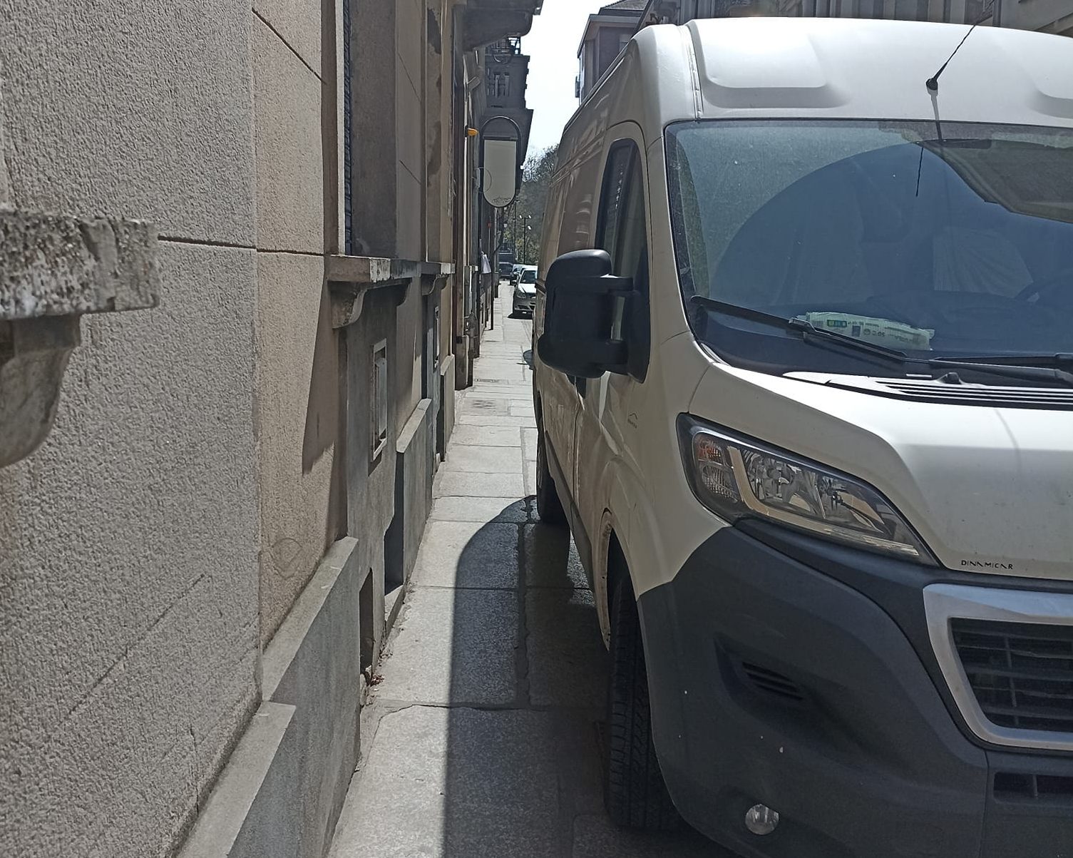 Parcheggi selvaggi sempre più ostacolo per i cittadini: “Servono le multe”