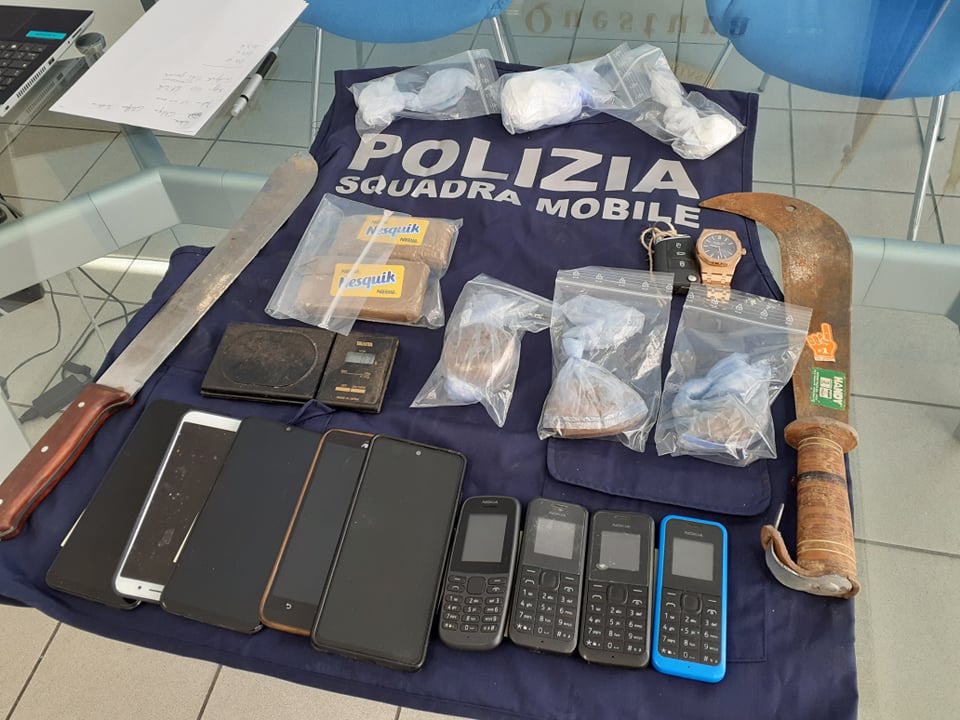 Spacciavano hashish, eroina e cocaina nelle campagne della provincia: tre arresti